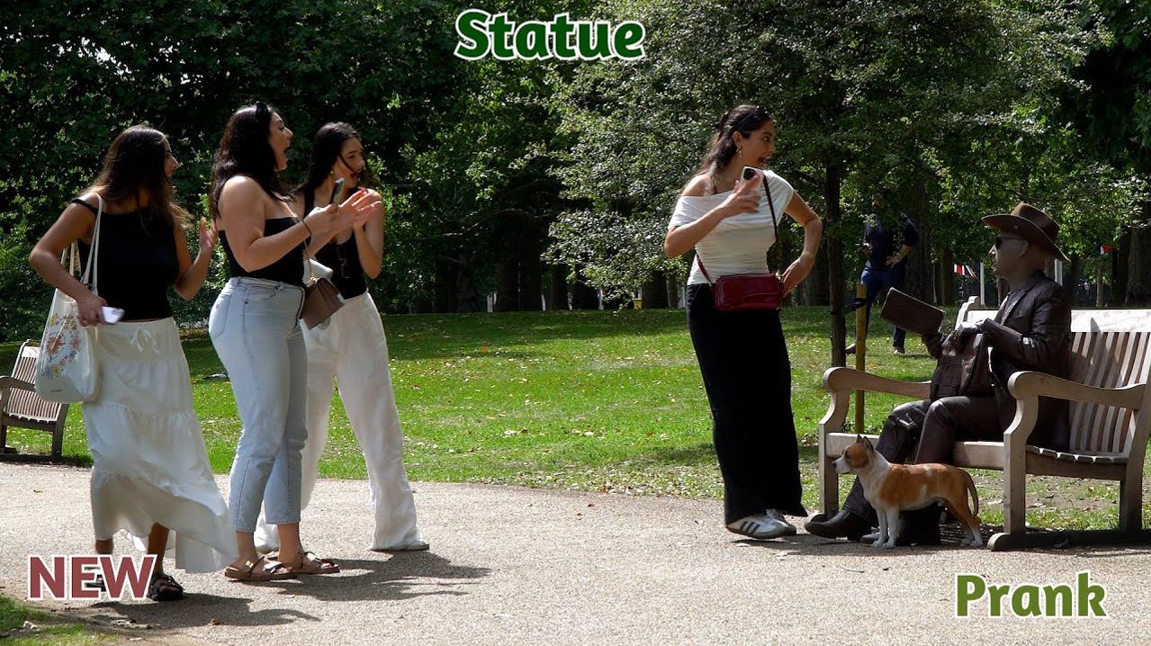 Памятник смешит, пугает, смущает... В общем, развлекается