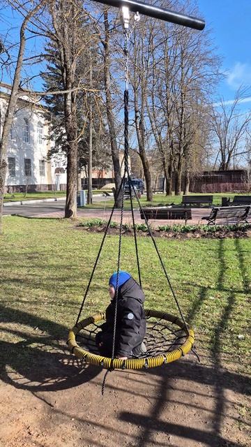 кружиться на качелях #качели #вращаться #кружить #карусель