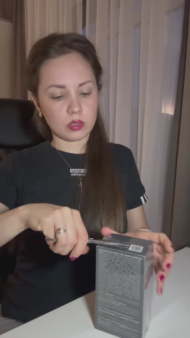 Прохожий дал шоколадку