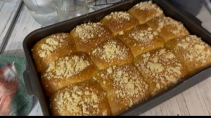 Вкус детства- булочки как пух с мучной посыпкой. Прям как в школе в столовой.