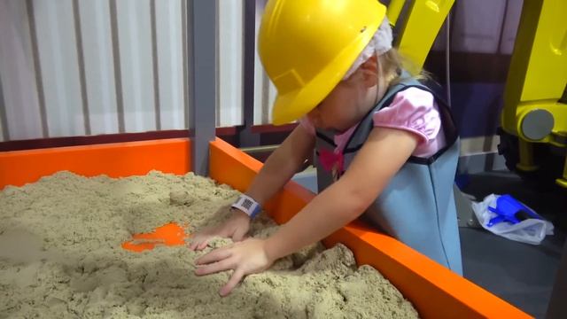 Настя и детская площадка Боб Строитель и Паровозик Том