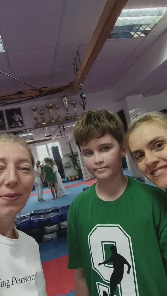 Дети сами проводят растяжку на карате