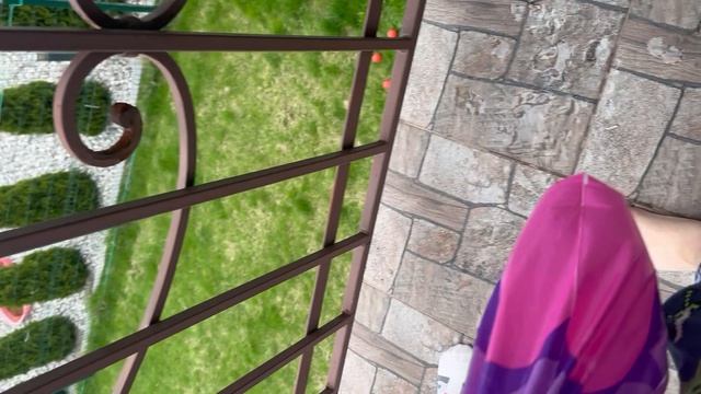 Сбрасывай пакет с водой с балкона