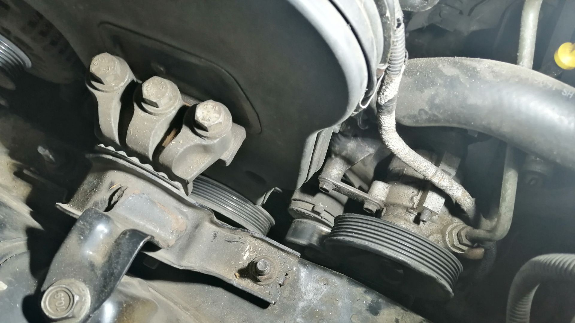 Замена ролика приводного ремня на Chevrolet Captiva.