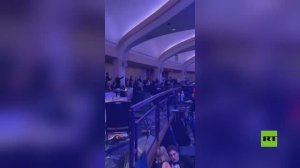 شاهد.. مئات الضيوف يحتمون تحت الطاولات أثناء إطلاق النار في "عشاء ترامب"