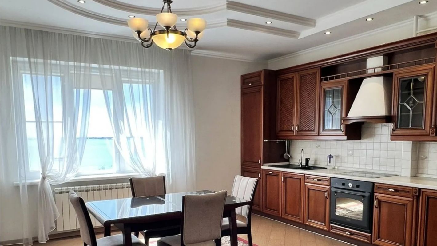 Цена квартиры в Геленджике 60 млн.р. Видовая трёхкомнатная квартира расположена  на улице Лазурной.