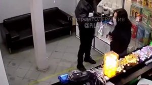 В Звенигороде грабитель с помощью вешалки ограбил салон сотовой связи, но вскоре был задержан.