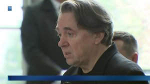 «Как мы будем без тебя, не знаем»: Константин Эрнст простился с Алексеем Пимановым.