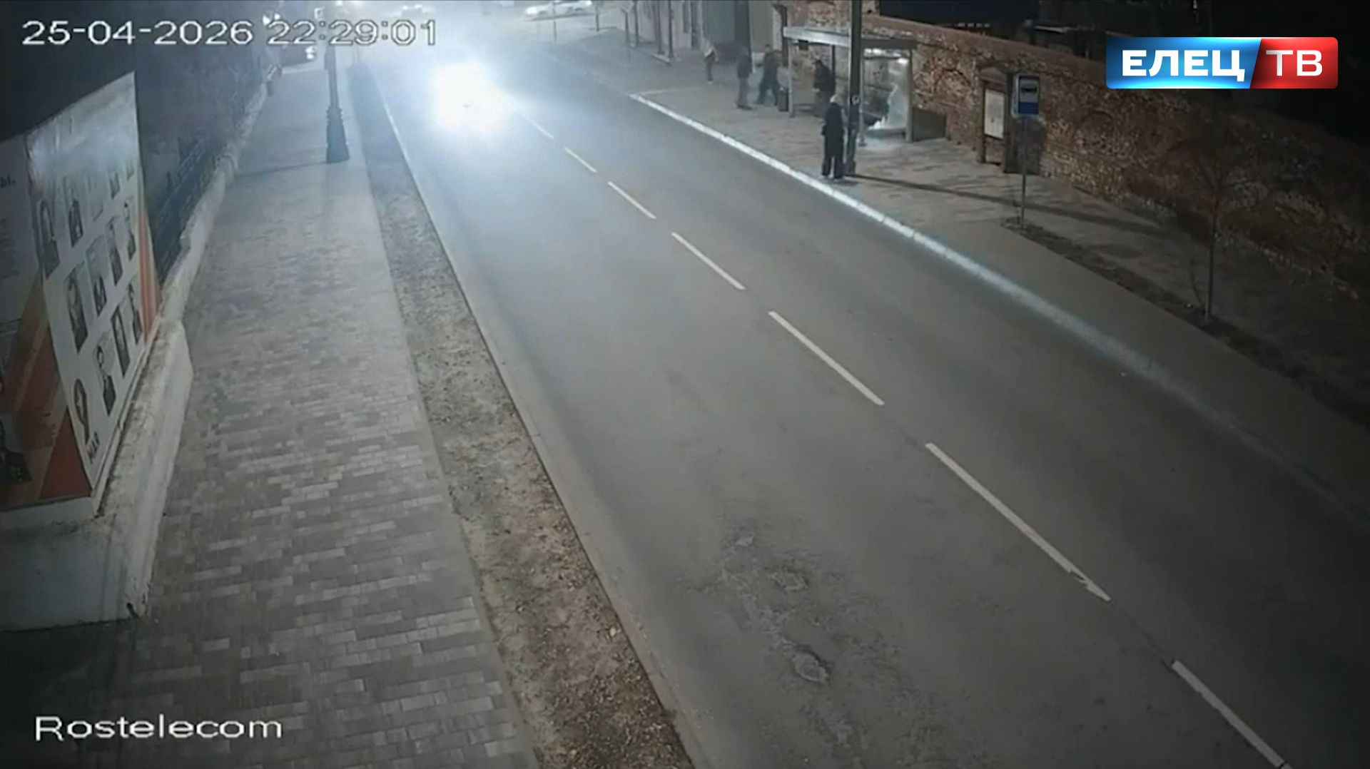 В Ельце ищут вандалов, разбивших стекло на остановке   в центре города