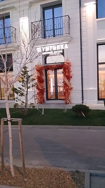 Фасад современного здания с декоративным оформлением . Комплекса резиденций ГРАФ ТОЛСТОЙ