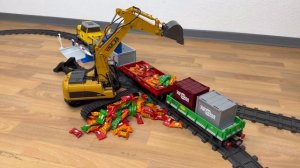 Машинки для детей и малышей. Экскаватор загружает вагон поезда. Мультик про машинки