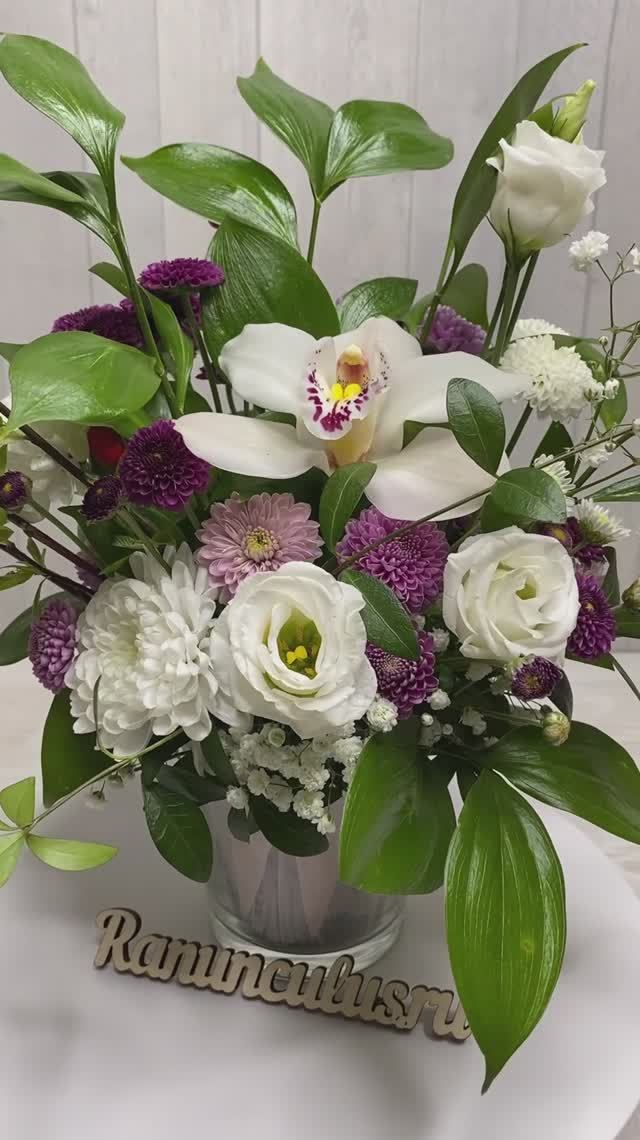 Композиция из орхидеи и эустомы в вазе