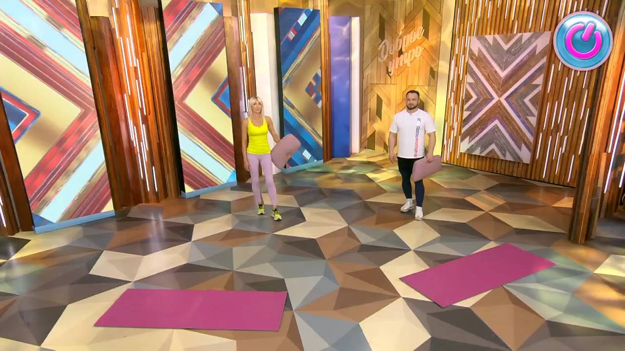 Не расставайтесь с подушкой утром — это идеальный инвентарь для тренировки!