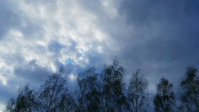 При закате виснут тучи