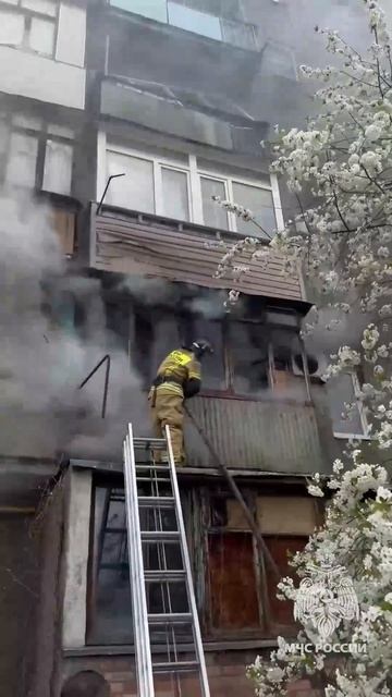 В Горловке сотрудники МЧС России ликвидировали пожар в многоквартирном доме