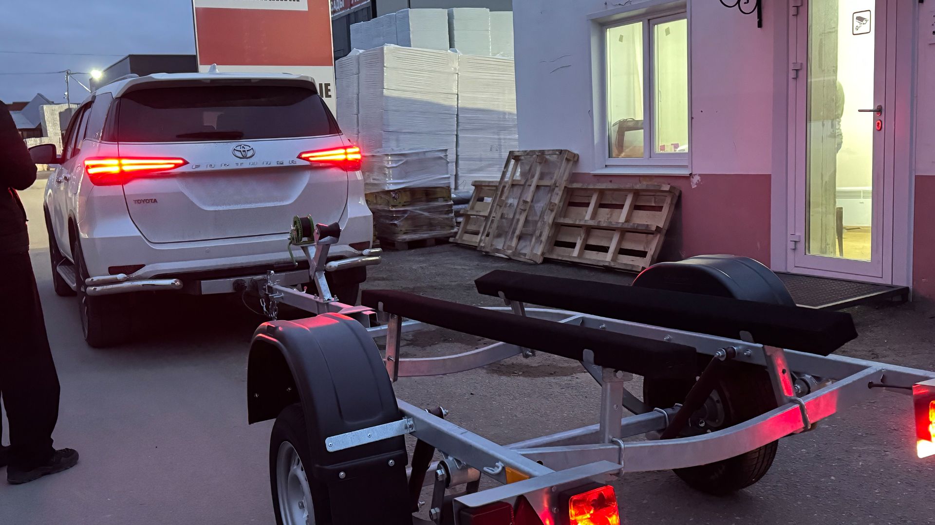 Отгрузка прицепа для гидроцикла Дельфин 3,9 в сцепке с Тойотой!! Трейлер-Чеб