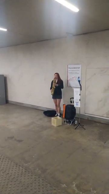 Музыка! Музыка! Эротическая музыка! Эротическая музыкантша! Москва, станция метро Сухаревская