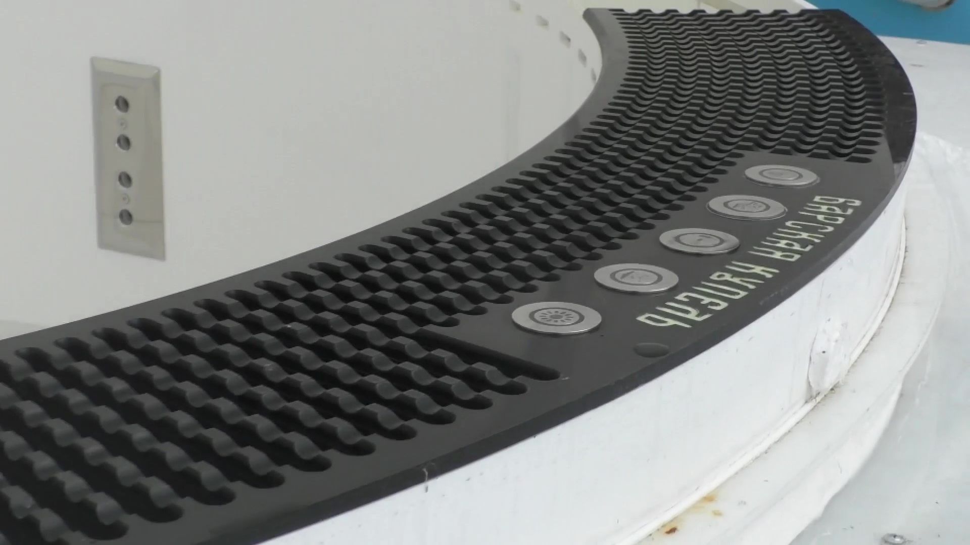 Переливной желоб в барской купели