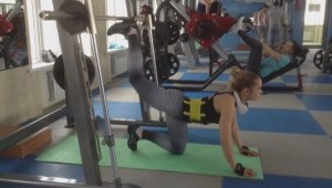 Упражнение и махи ногой в кроссовере