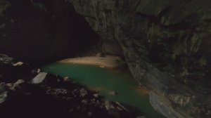 Самая большая пещера, внутри есть река, леса и облака.