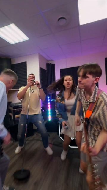 Кавер-группа Фаберже двигается вперед под песню Жени Трофимова- Поезда!