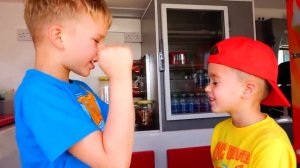 Влад и Никита играют в новом грузовике с мороженым