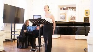 Людмила Боталова исполняет «Voyage a Paris» («Путешествие в Париж») Пуленка. Ф-но — Елена Лобанова