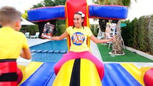 Влад и Никита занимаются спортом и получают игрушки