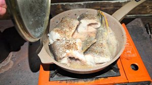 Готовлю ужин в избе. Проверили лодку.