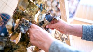 Энергетики Югры передали «Девчатам» материалы для маскировочных сетей