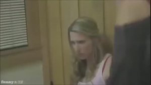 Две девушки в туалете