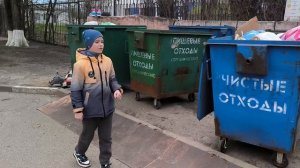 Мусор во дворах.