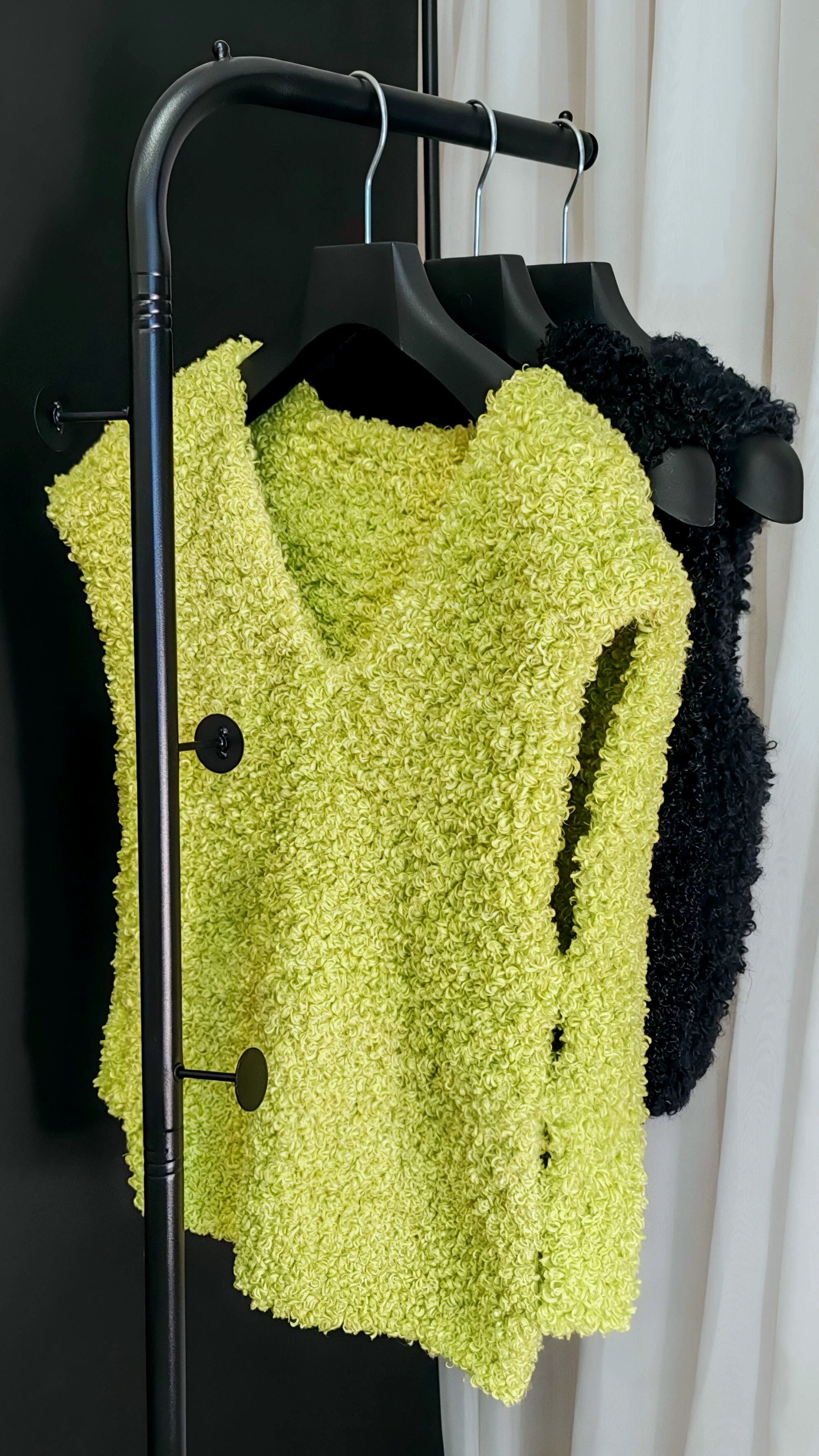 какой цвет..мм Ещё одна #Жилетка #Букле #knitting #knittingdesign #knittinginspiration #knittingidea