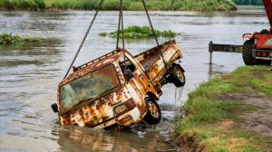Man Pulls Abandoned Truck From River And Restores It In 60 Days ｜
