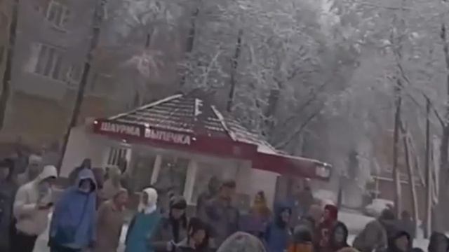 Огромные очереди на автобусы собрались в Москве на фоне сбоя работы метро из-за снегопада. 

Ранее