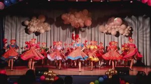 Подарили Галочке петушка на палочке...