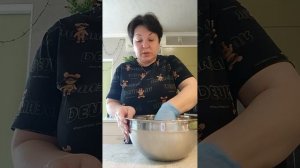 Следующий этап ☝️добавила соль и масло в тесто 🍞