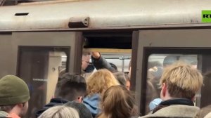 Огромные очереди в метро Москвы — все, кто переобулся на летнюю резину, спустились в подземку