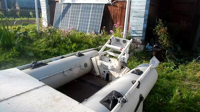 ЛОДКА ПВХ- ПАЛУБА, ВЫНОСНОЙ ТРАНЕЦ, ЛОДОЧНЫЙ СТУЛЬЧИК, ЯКОРЬ,ВЁСЛА.Постановка- Александра  Белых.