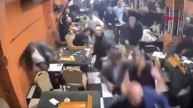 Гости в кафе в турецком Стамбуле испугались громкой музыки, решив, что началось землетрясение