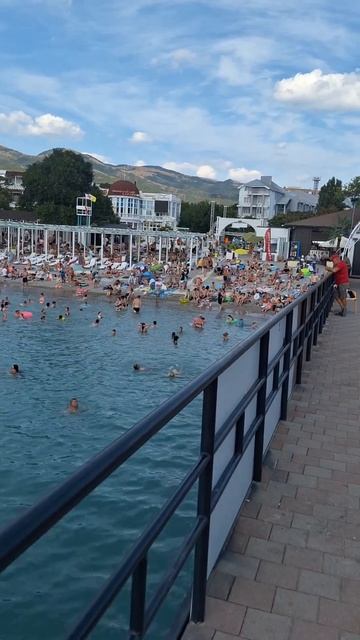 В Кабардинке очень злой дядька ругается на всех и добрый пират Джек Воробей