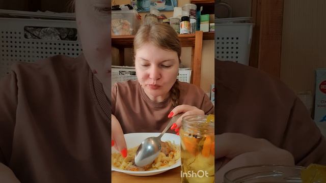 Мукбанг. Ранний обед