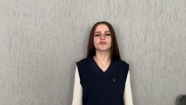 На носилках около сарая…