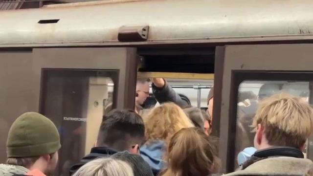 Огромные очереди в метро Москвы — все, кто переобулся на летнюю резину, спустились в подземку

Из-за
