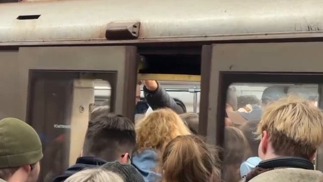 В московском метро огромные очереди, как и на столичных автобусных остановках.

В городе введён...