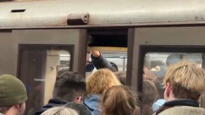 В московском метро огромные очереди, как и на столичных автобусных остановках.

В городе введён...