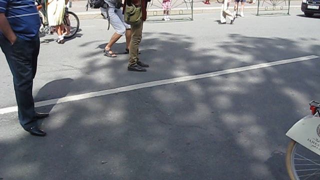 11 Участники не могут оторвать взгляд от произведения искусства.