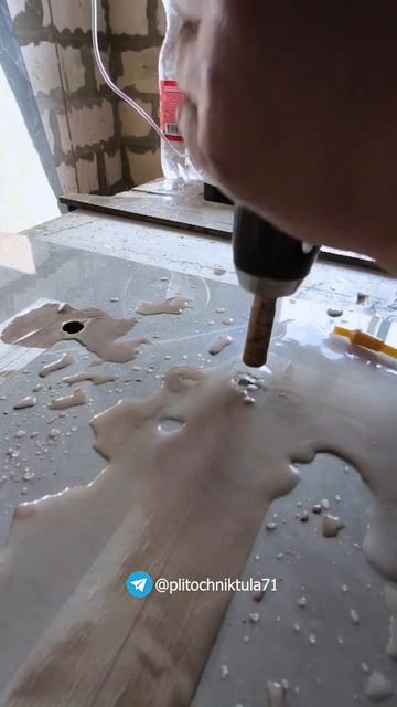 Вырез под кнопку  инсталляции.