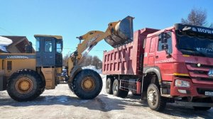 Танцы со снегом — дорожная техника работает в Охотске