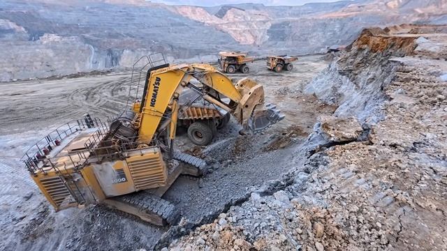DIG PASS LOAD ｜ 24 Minutes Of Smooth Overburden Stripping And Loading With Komatsu PC4000 Excavator